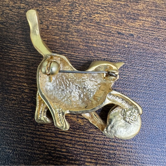 Gold Cat Brooch Playing with Crystal Ball Matte Satin Finish Vintage - Picture 5 of 7
